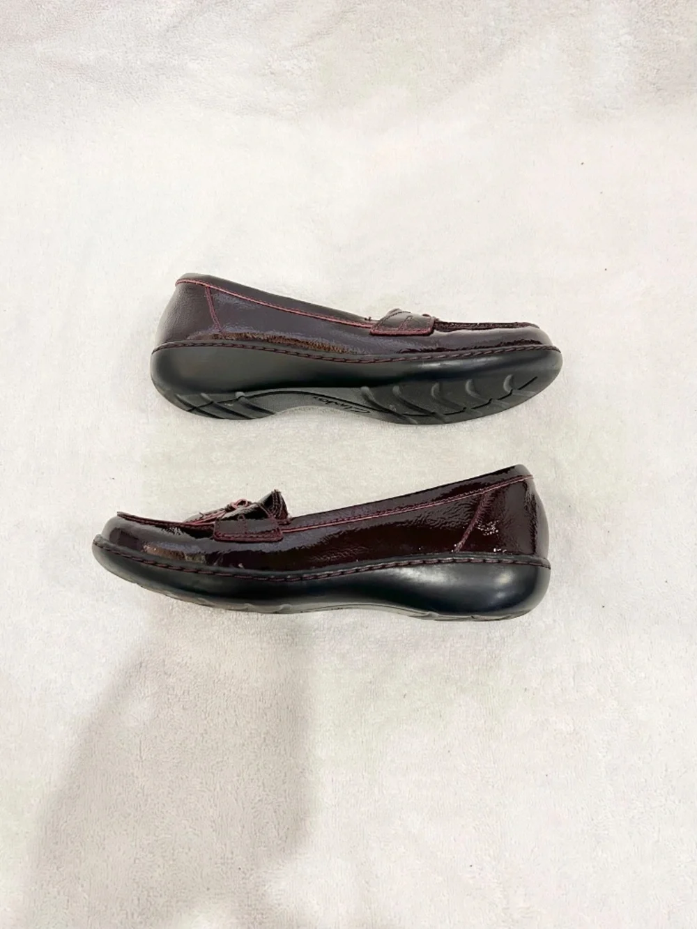 Clarks Ashland Bubble Slip on Loafer Wedge sole Tassels shiny patent maroon sz 8